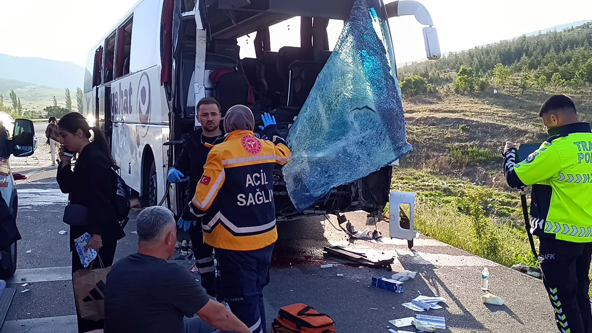 Afyonkarahisar’da yolcu otobüsünün kamyonetle çarpıştığı kazada 17 kişi yaralanırken, olayda kamyonetin parçalanması kazanın şiddetini gözler önüne serdi.