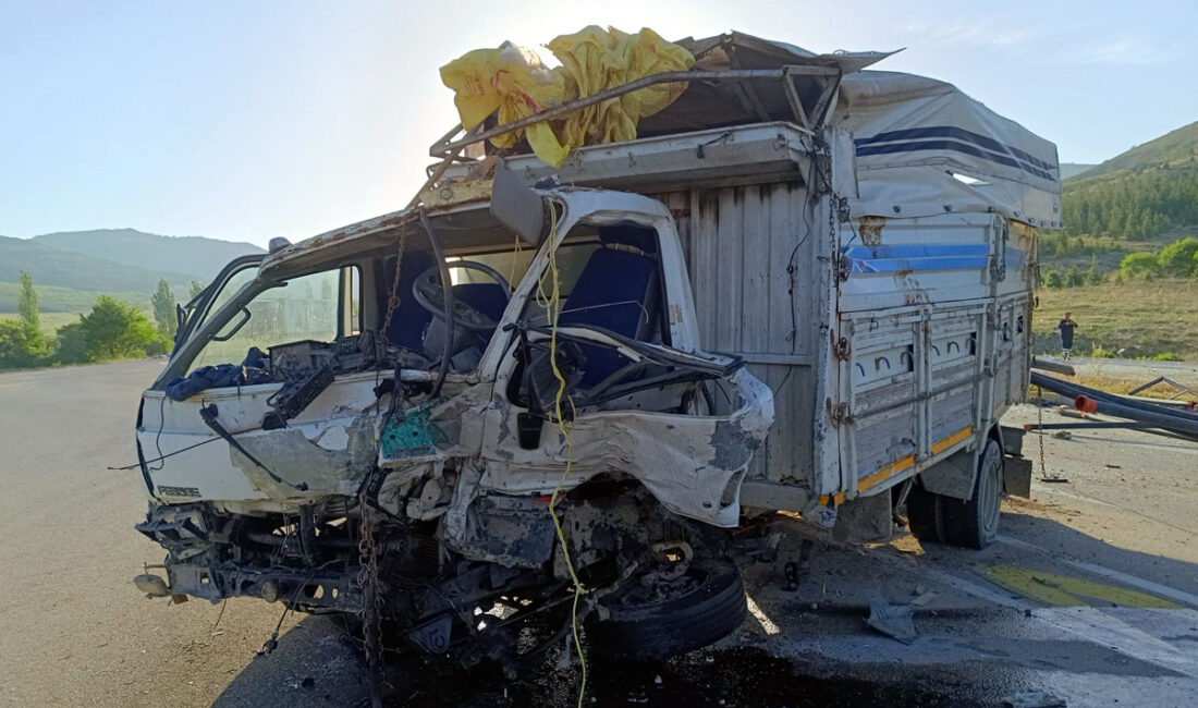 Afyonkarahisar’da yolcu otobüsünün kamyonetle