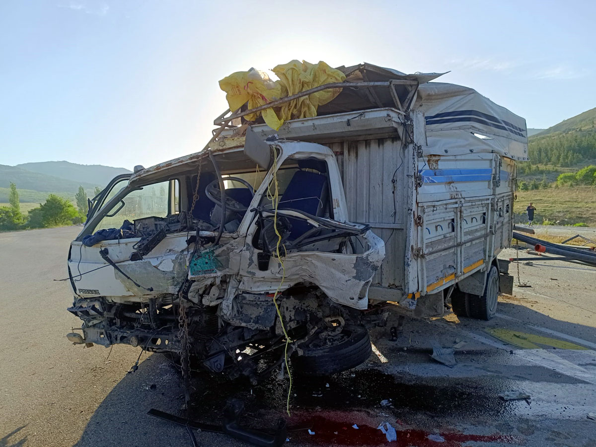 Afyonkarahisar’da yolcu otobüsünün kamyonetle çarpıştığı kazada 17 kişi yaralanırken, olayda kamyonetin parçalanması kazanın şiddetini gözler önüne serdi.