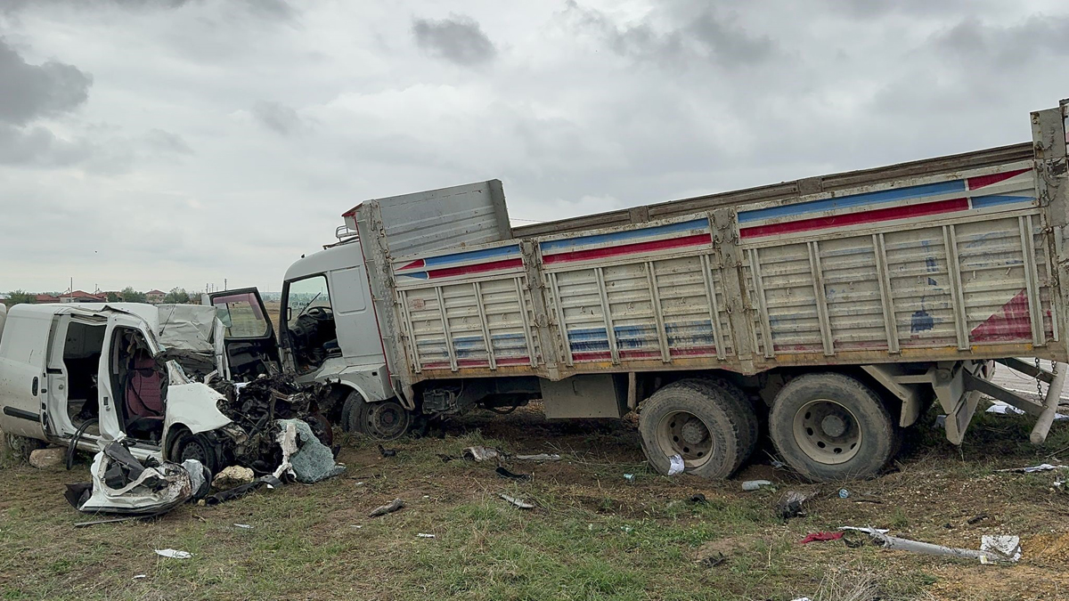 Kamyon İle Hafif Ticari Aracın Çarpıştığı Kazada Sürücüler Yaralandı