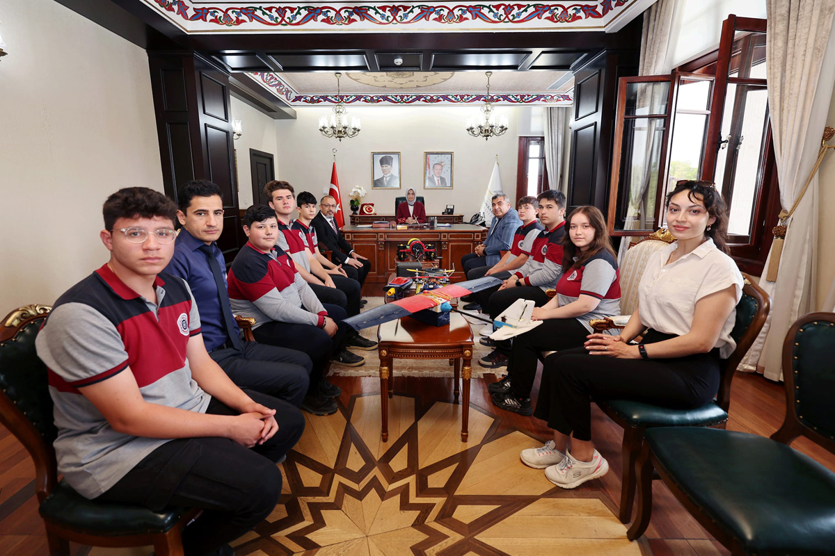 Vali Yiğitbaşı, Aral Kolejinin Başarılı Öğrencilerini Kutladı