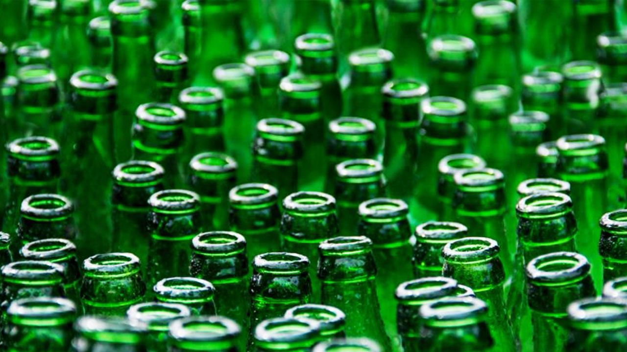 Soda ya da maden suyu şişelerine baktığımızda neredeyse tüm markaların şişelerinin renginin yeşil olduğunu görüyoruz