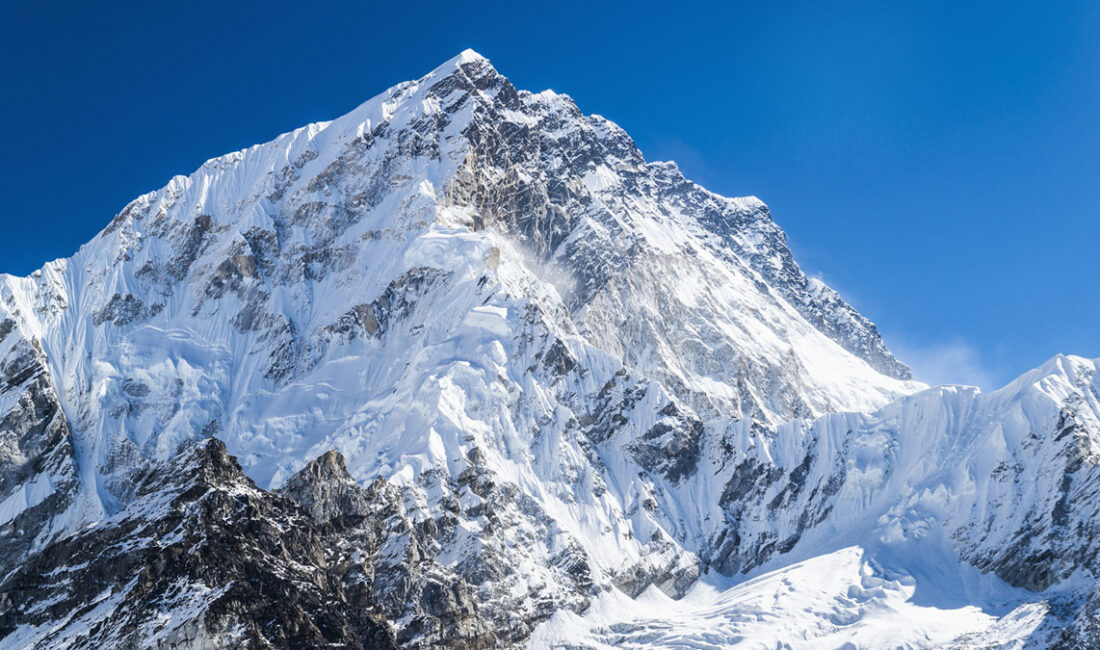 Dünyanın zirvesi olan Everest,