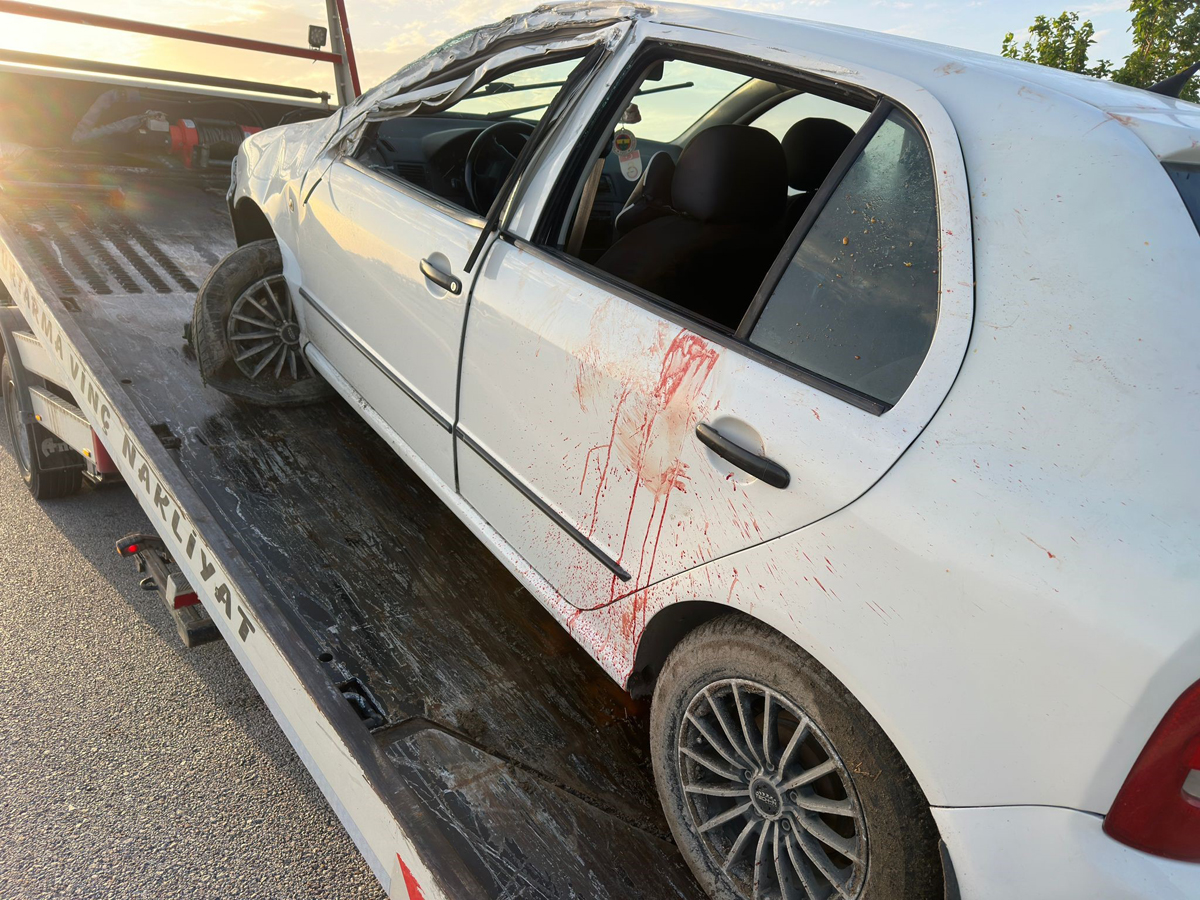 Orta Refüje Giren Otomobilde Biri Ağır 4 Kişi Yaralandı